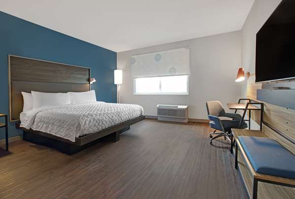  - Tru by Hilton Hotel Downtown Milwaukee - I-794, Exit 1E