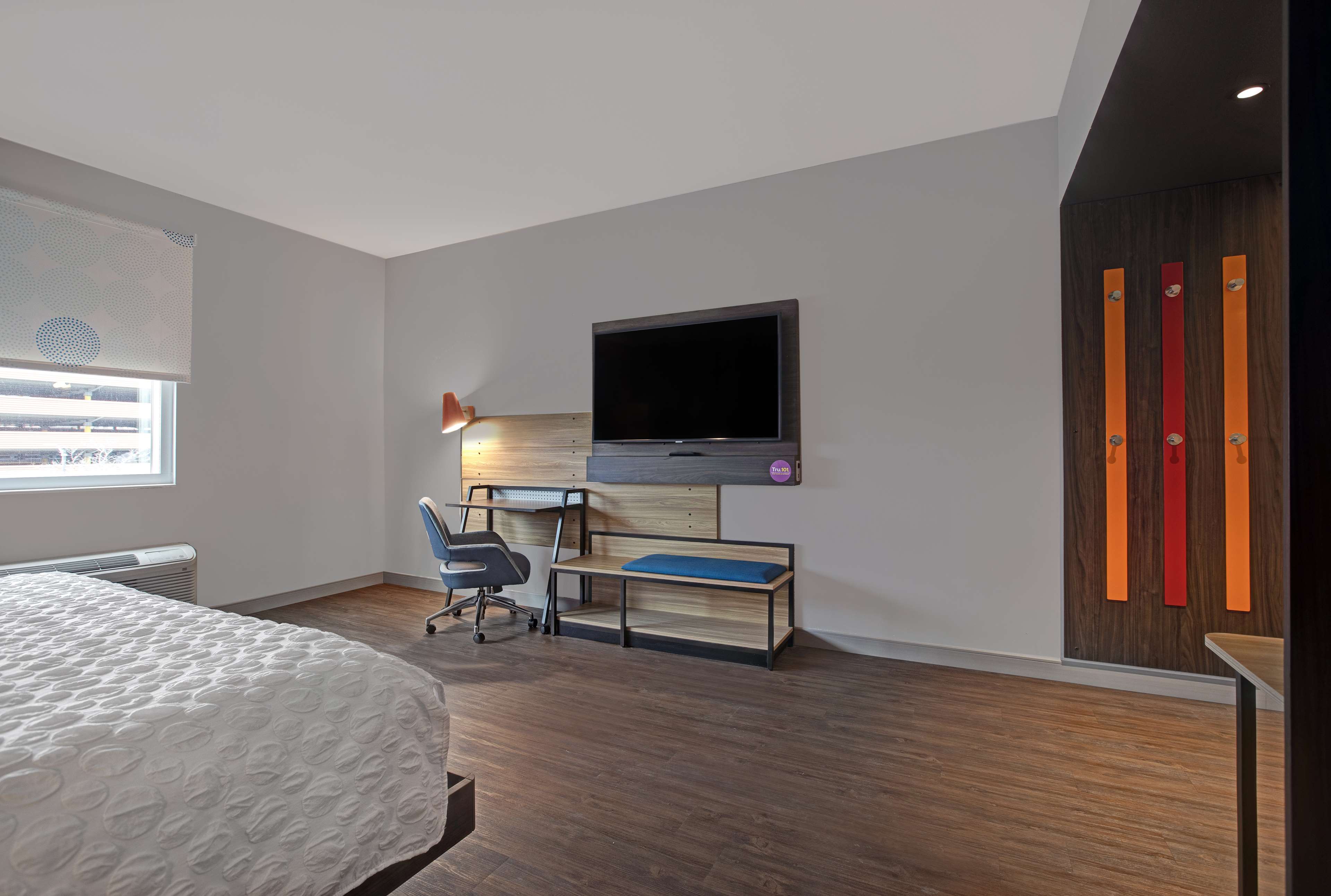 Tru By Hilton Milwaukee Downtown, WI Room Type - 1 KING HEARING ACCESSIBLE