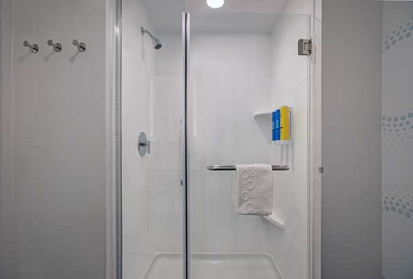  - Tru by Hilton Hotel Downtown Milwaukee - I-794, Exit 1E