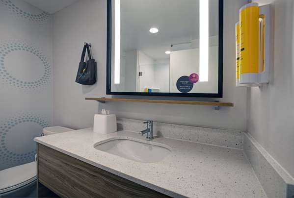  - Tru by Hilton Hotel Downtown Milwaukee - I-794, Exit 1E