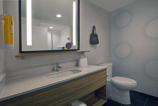  - Tru by Hilton Hotel Downtown Milwaukee - I-794, Exit 1E