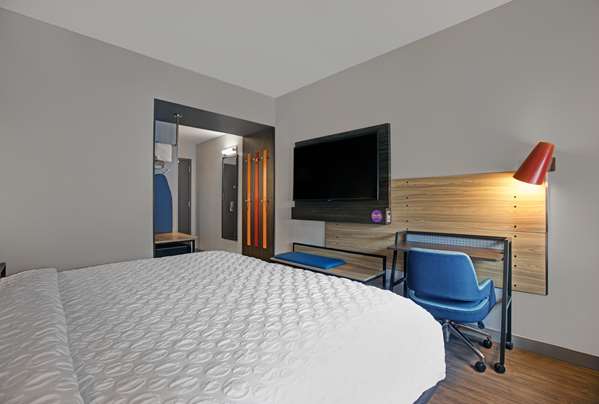  - Tru by Hilton Hotel Downtown Milwaukee - I-794, Exit 1E