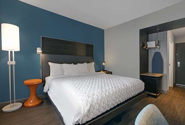  - Tru by Hilton Hotel Downtown Milwaukee - I-794, Exit 1E