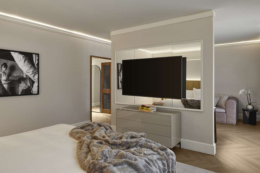 Vogue Hotel Montreal Downtown - Tap to explore photos