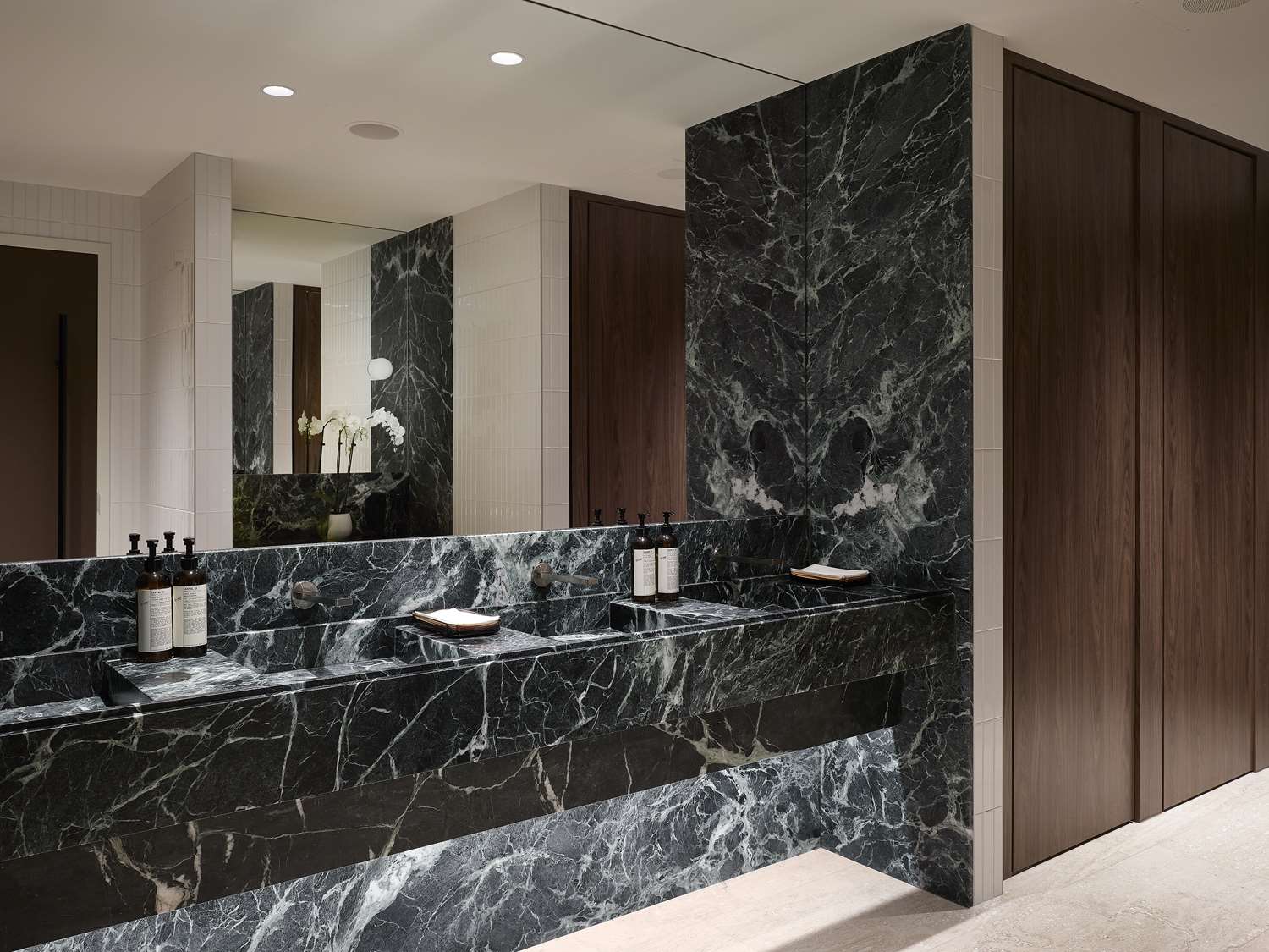 Vogue Hotel Montreal Downtown, Curio Collection by Hilton