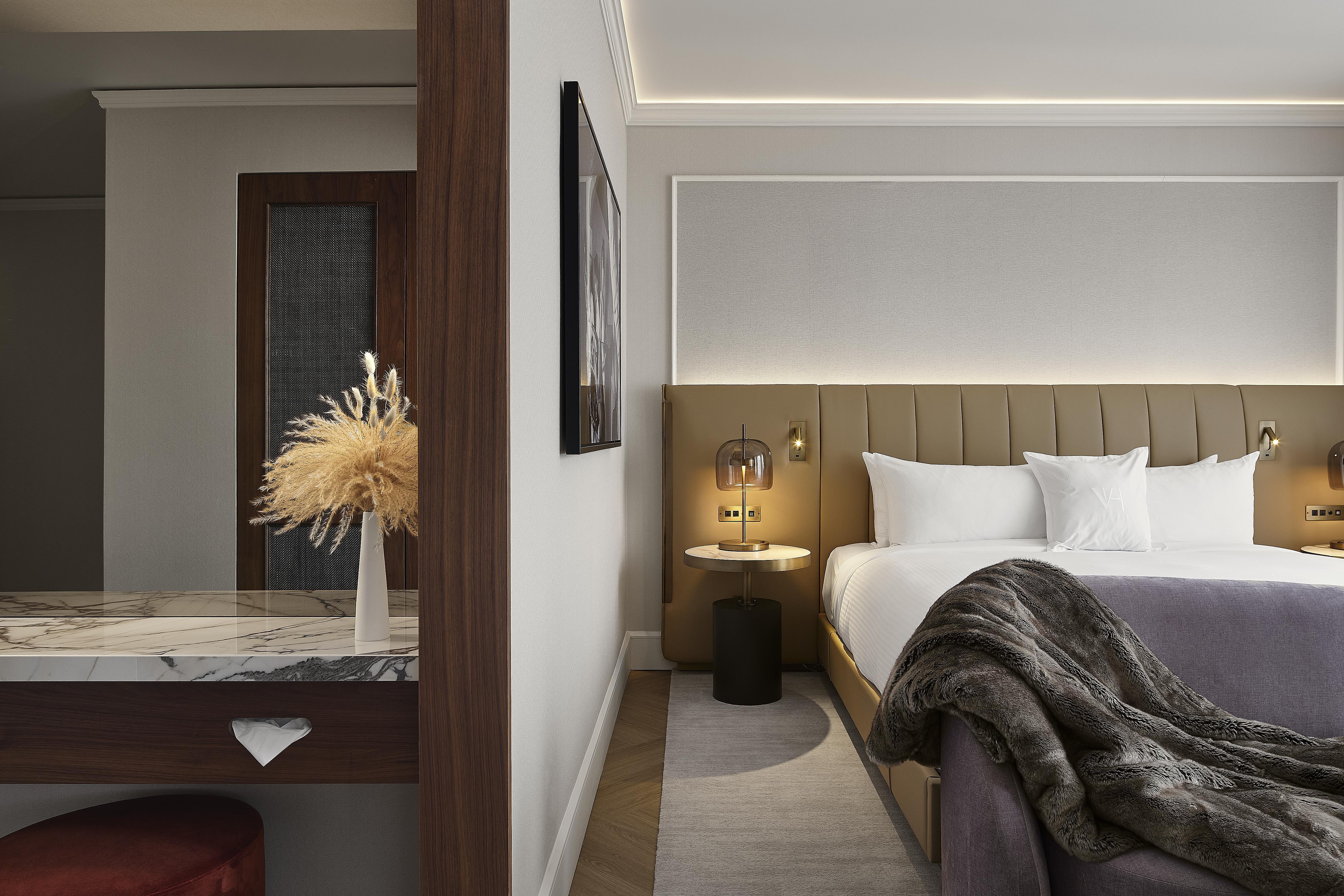 Vogue Hotel Montreal Downtown Room Type - 1 KING SUPERIOR
