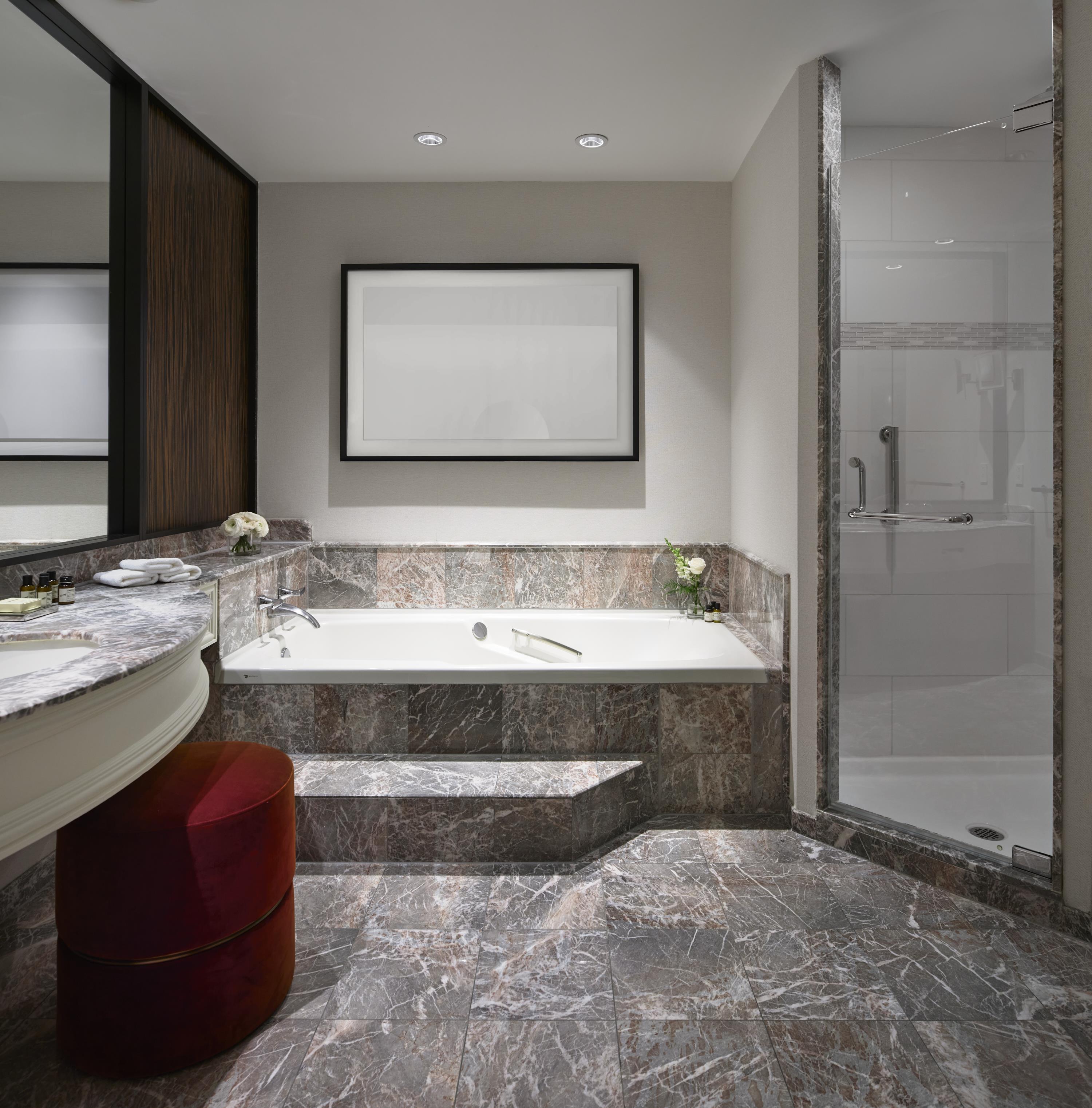 Vogue Hotel Montreal Downtown Room Type - 1 KING DELUXE
