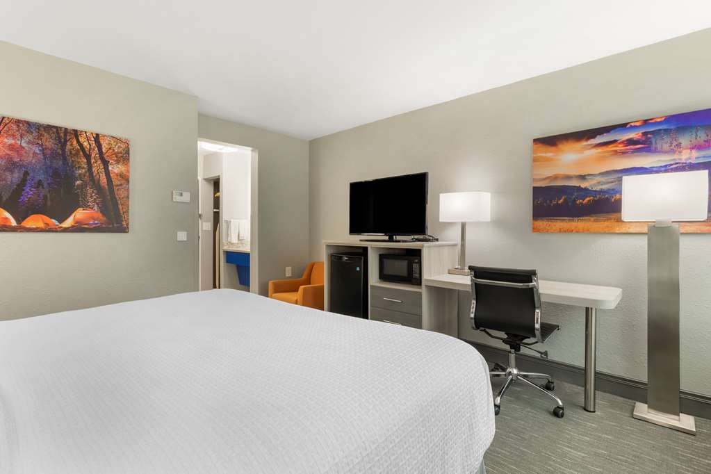 Best Western Plus Magnolia Inn & Suites - Tap to explore photos