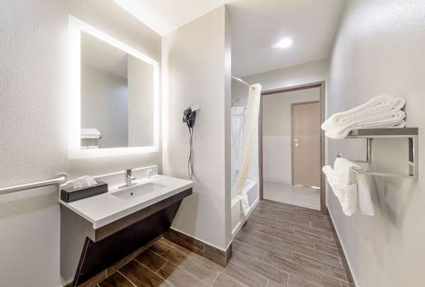  - Quality Inn & Suites Eastfield College Mesquite - I-30, Exit 55