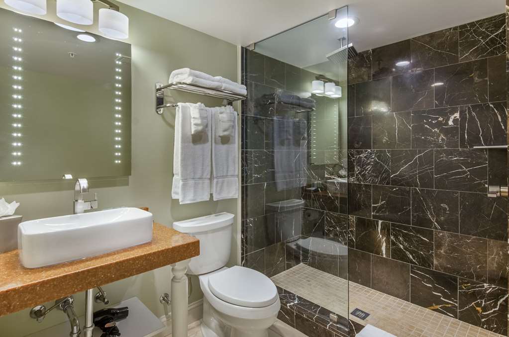 THE GIN HOTEL AN ASCEND COLLECTION-guestroom-Guest Room,Bathroom,On-Site.jpg