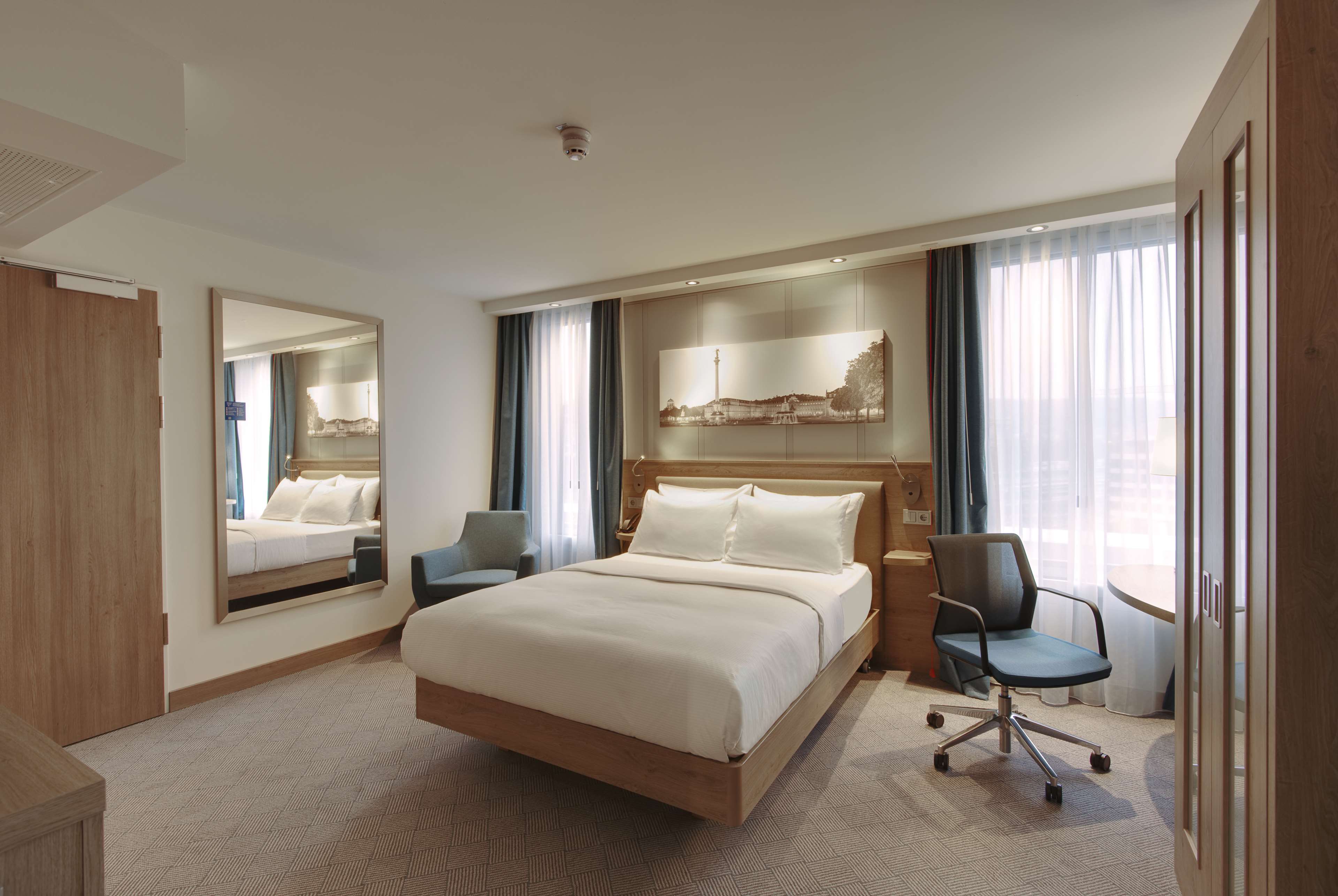 Hampton by Hilton Stuttgart City Centre Room Type - QUEEN ACCESSIBLE ROOM