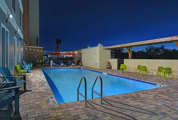 Pool - Home2 Suites by Hilton Largo