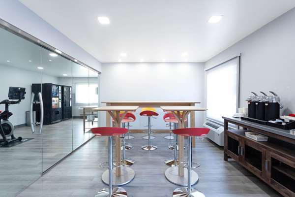  - Travelodge Elkhart - I-80 & I-90, Exit 92