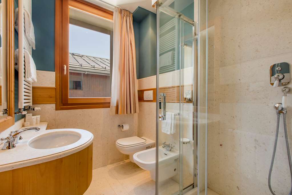 RADISSON RESIDENCES SAVOIA PALACE-guestroom-Guest Room,Bathroom,On-Site.jpg