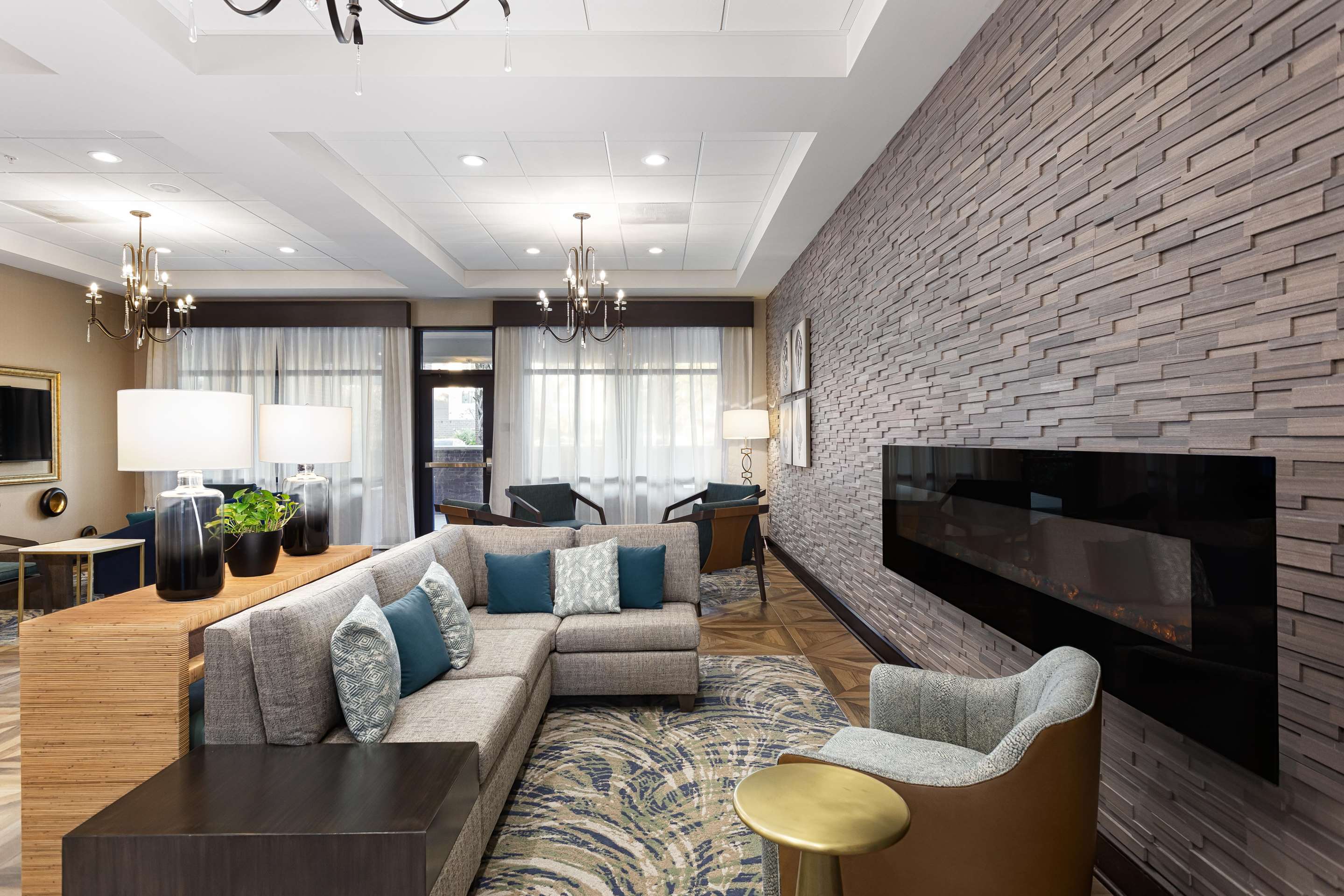 Lobby | DoubleTree by Hilton Charleston Mount Pleasant