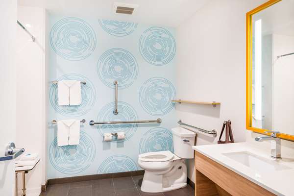  - Tru by Hilton Hotel Midland