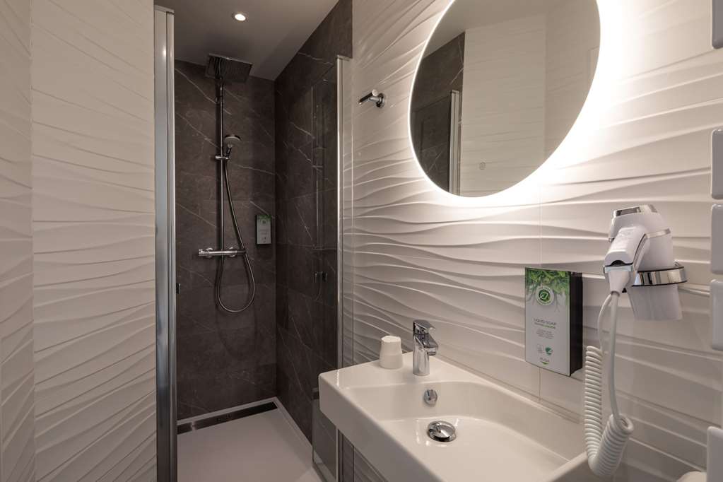 CAMPANILE CAEN CENTRE - GARE-guestroom-Guest Room,Bathroom,On-Site.jpg