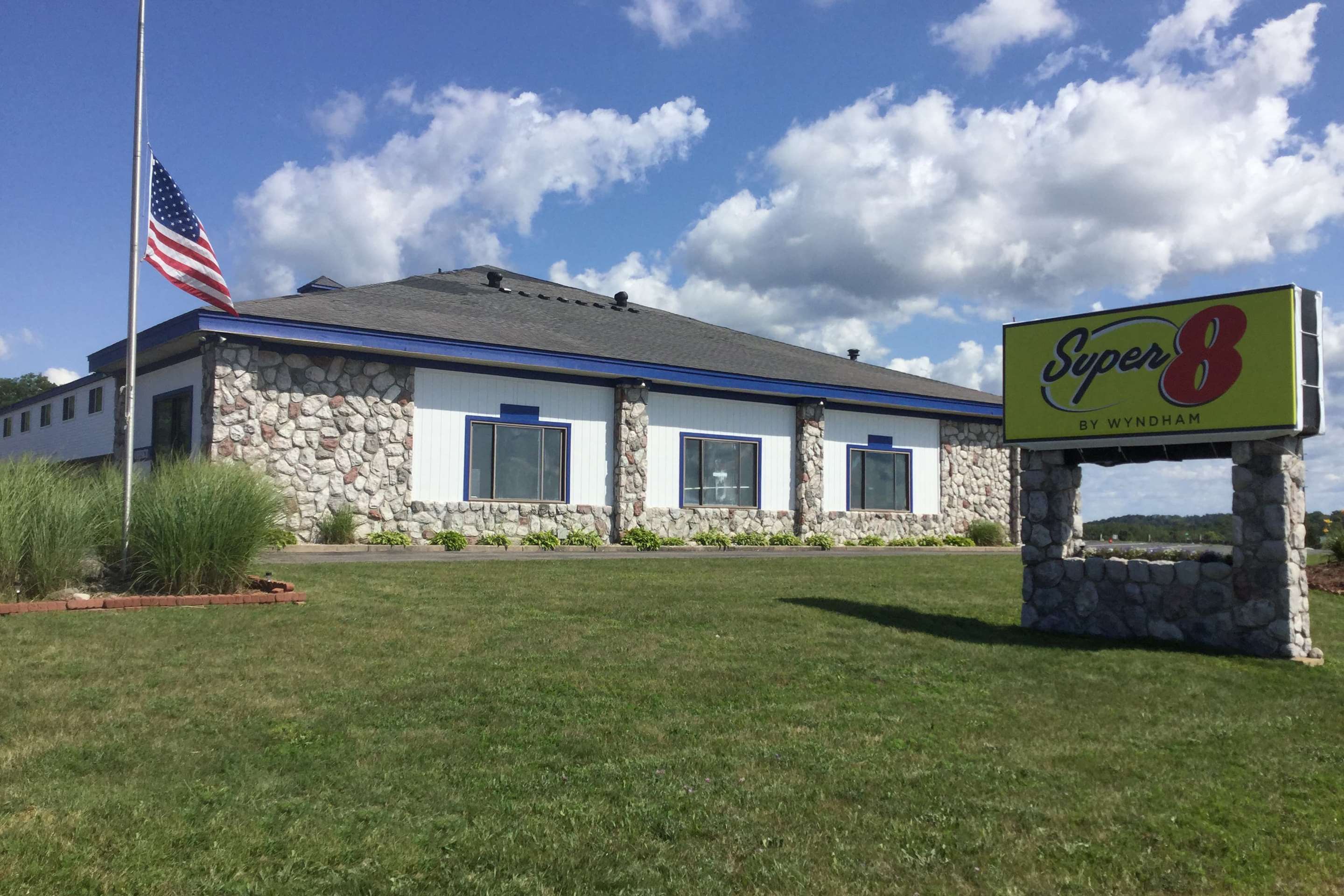 Exterior | Super 8 by Wyndham Petoskey