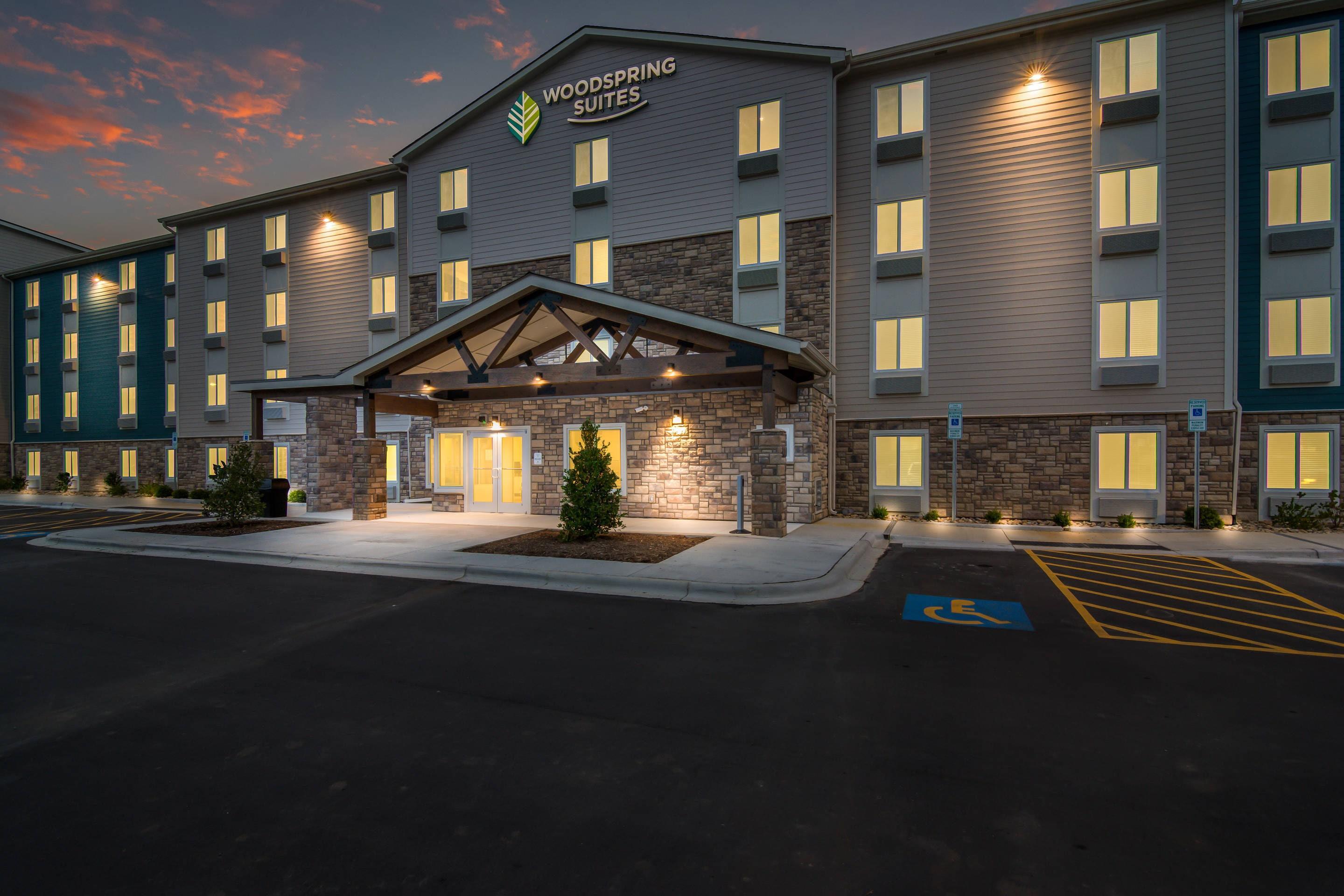 Hotel at Night | WoodSpring Suites Fort Mill