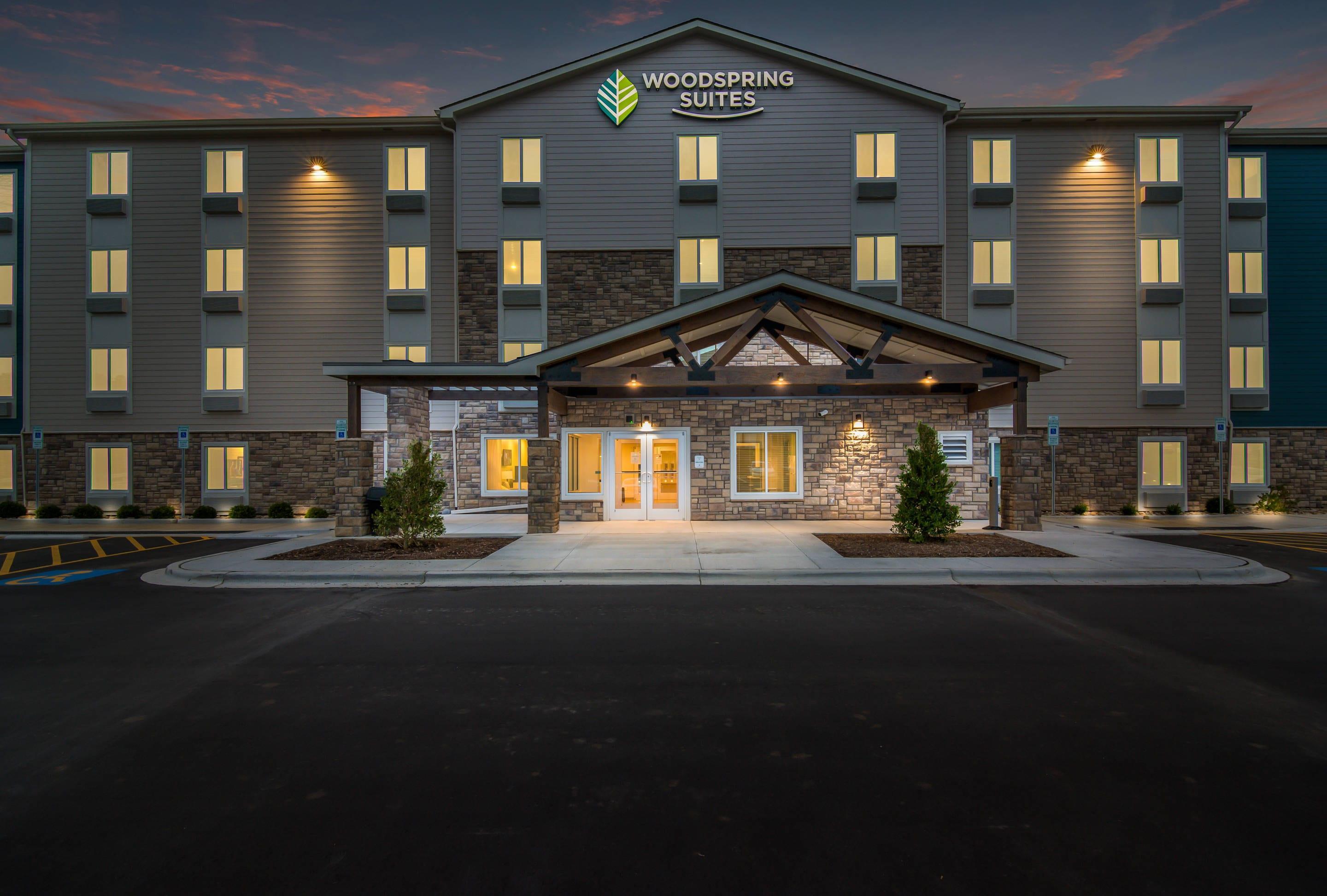 Hotel at Night | WoodSpring Suites Fort Mill
