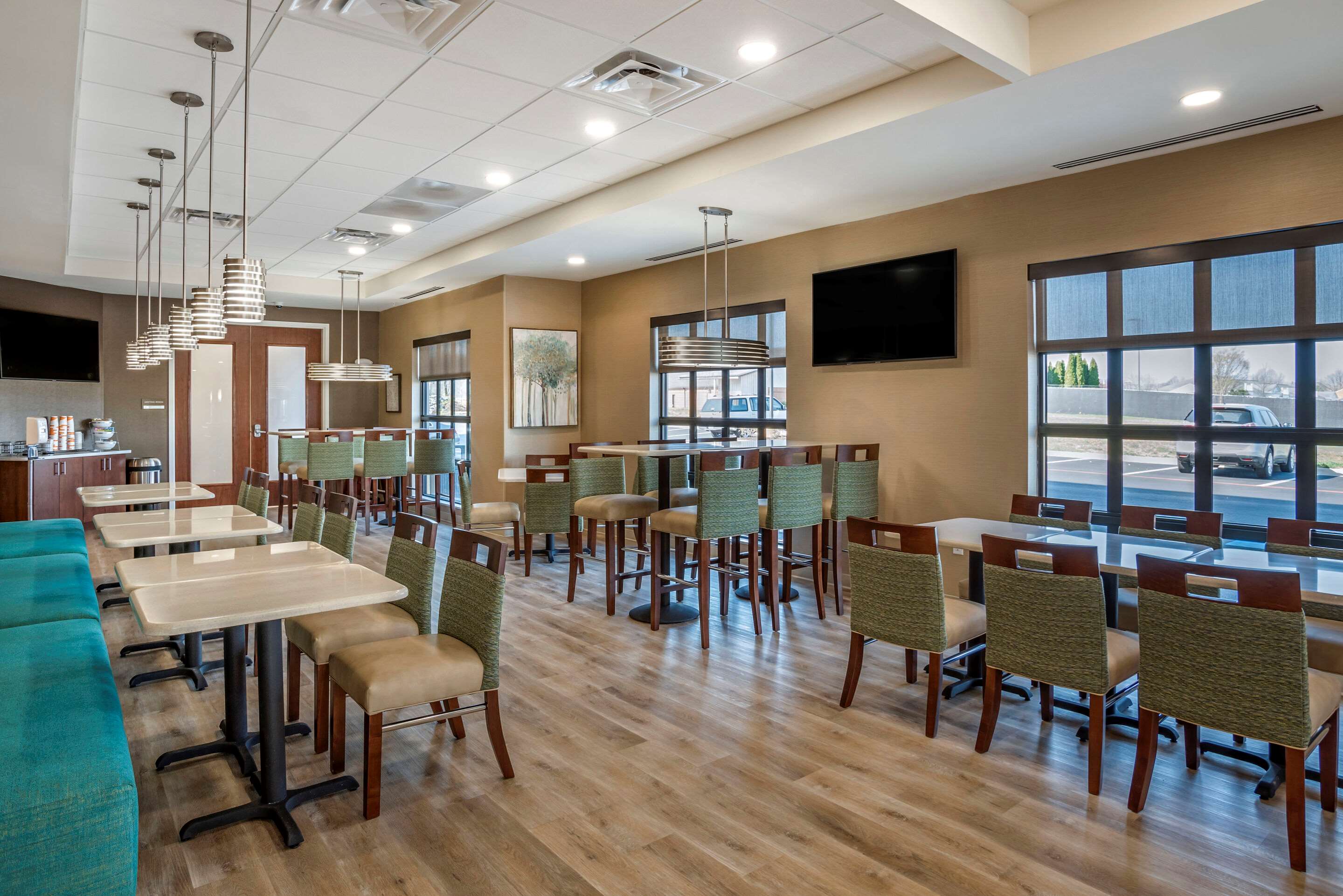 Enjoy breakfast in this seating area | Comfort Inn & Suites