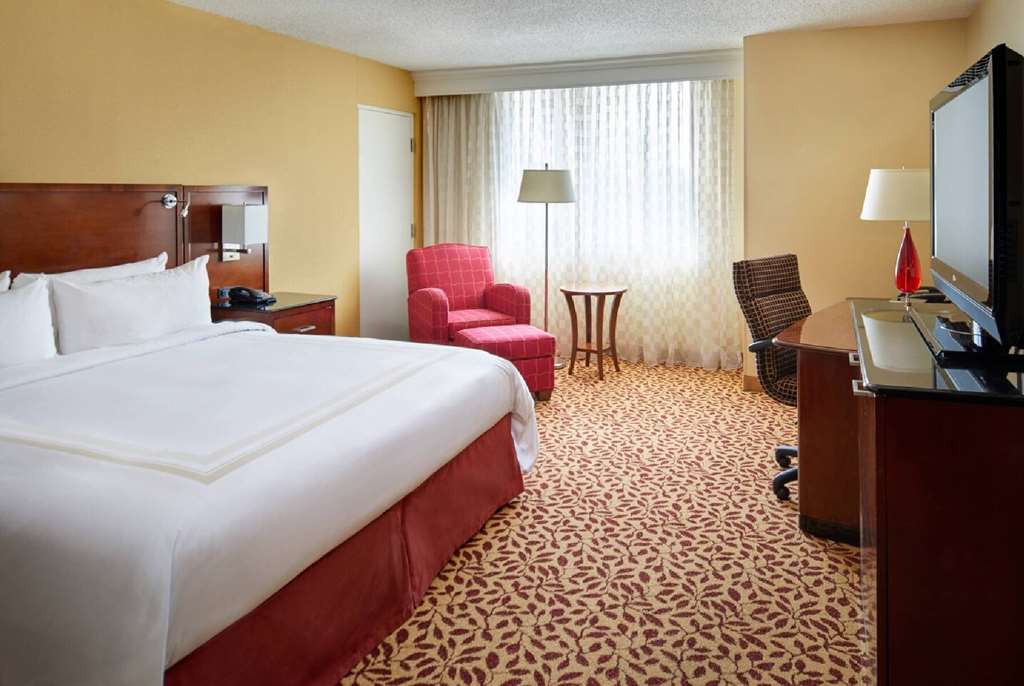 WYNDHAM CLEVELAND AIRPORT-guestroom-Guest Room,On-Site.jpg