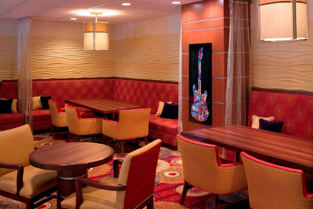 WYNDHAM CLEVELAND AIRPORT-guestroom-Sitting area,On-Site.jpg