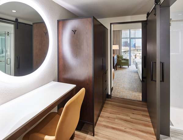  - Embassy Suites Downtown Nashville - I-40 & I-65, Exit 209