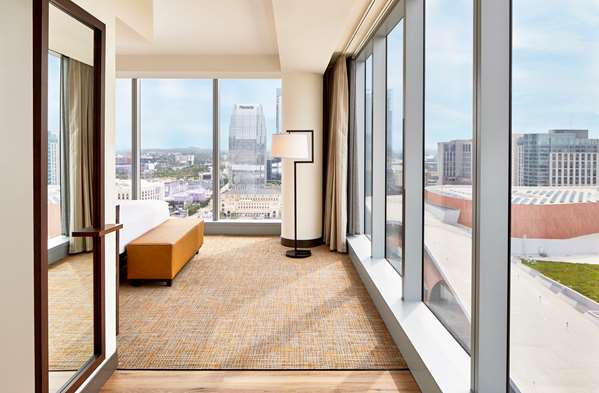 - Embassy Suites Downtown Nashville - I-40 & I-65, Exit 209