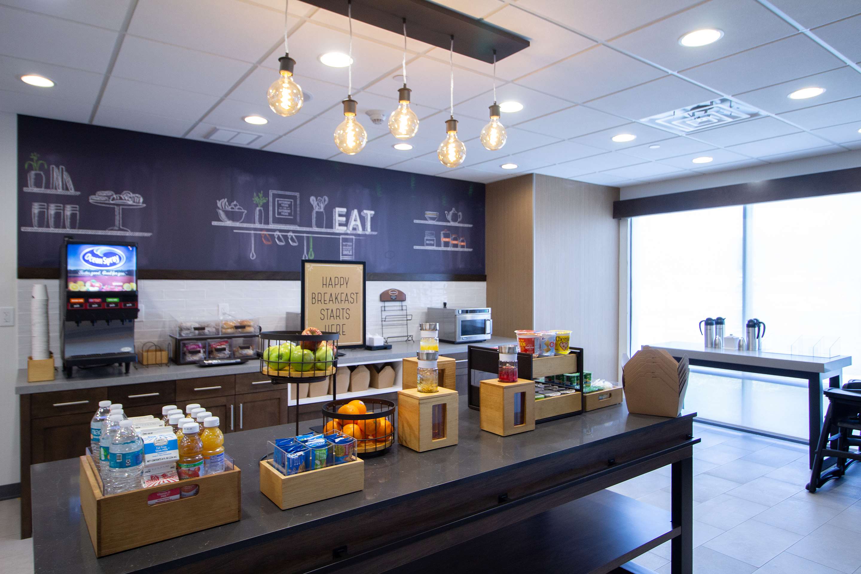 Breakfast Area | Hampton Inn & Suites North Attleboro
