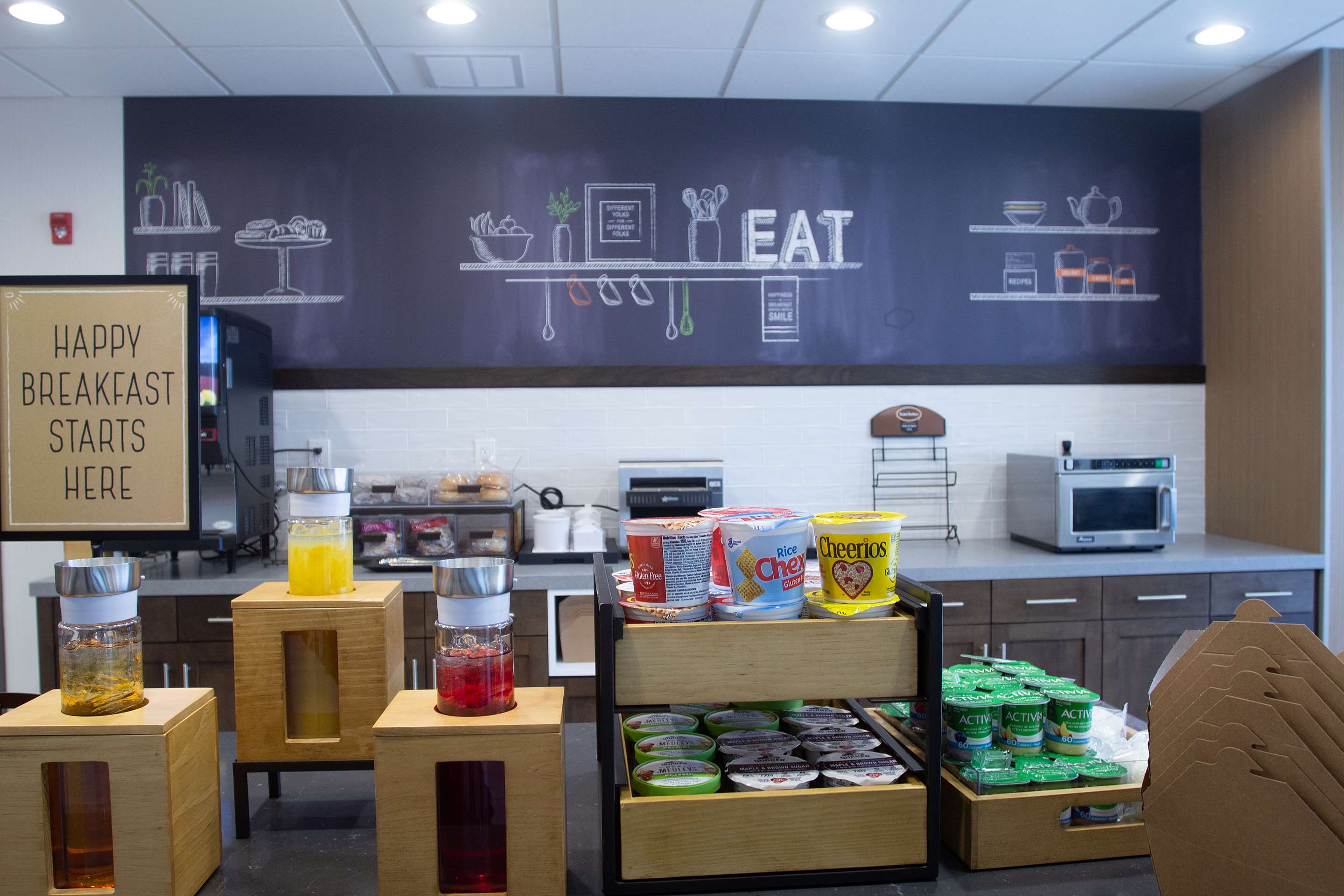Breakfast Area | Hampton Inn & Suites North Attleboro