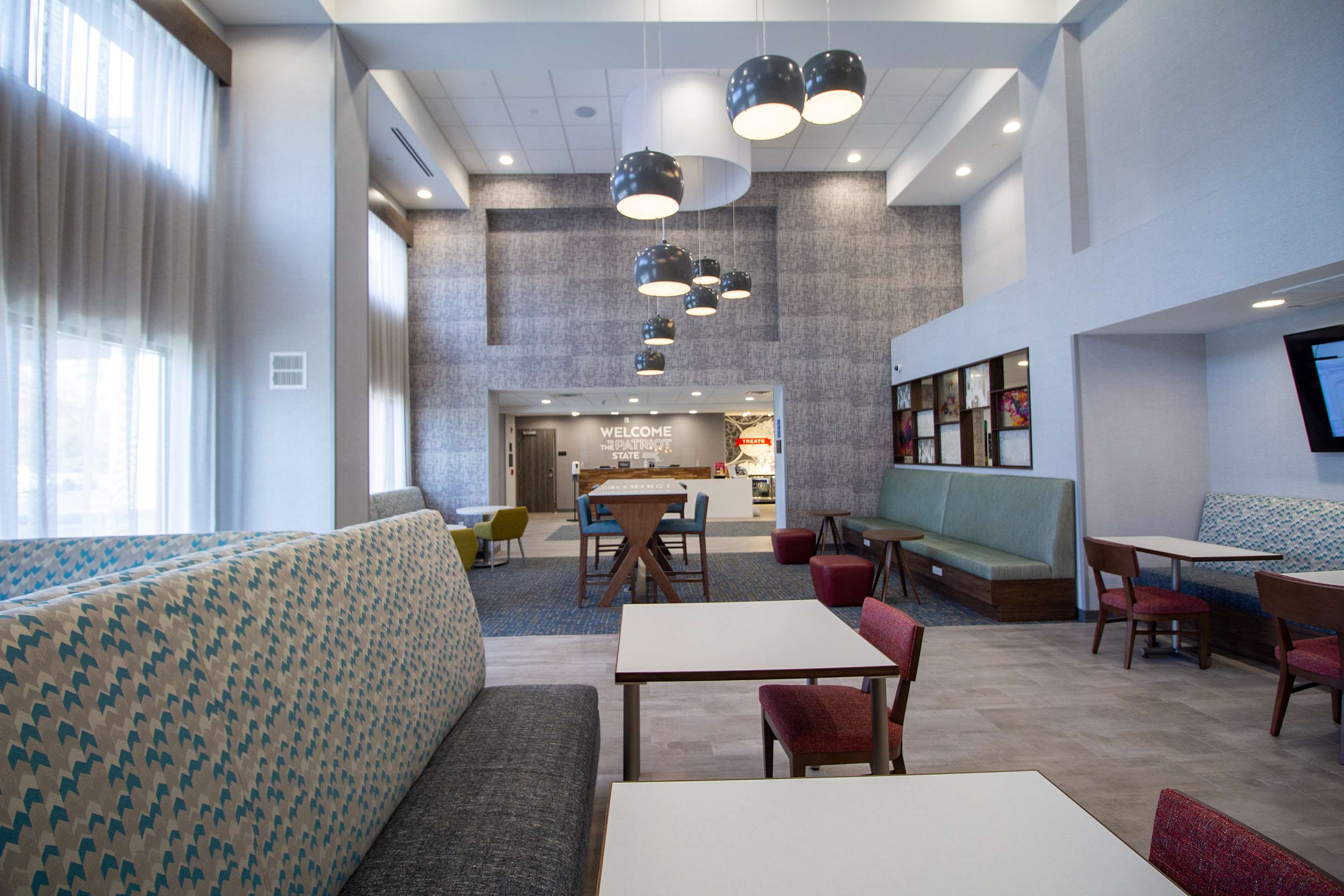 Breakfast Area | Hampton Inn & Suites North Attleboro