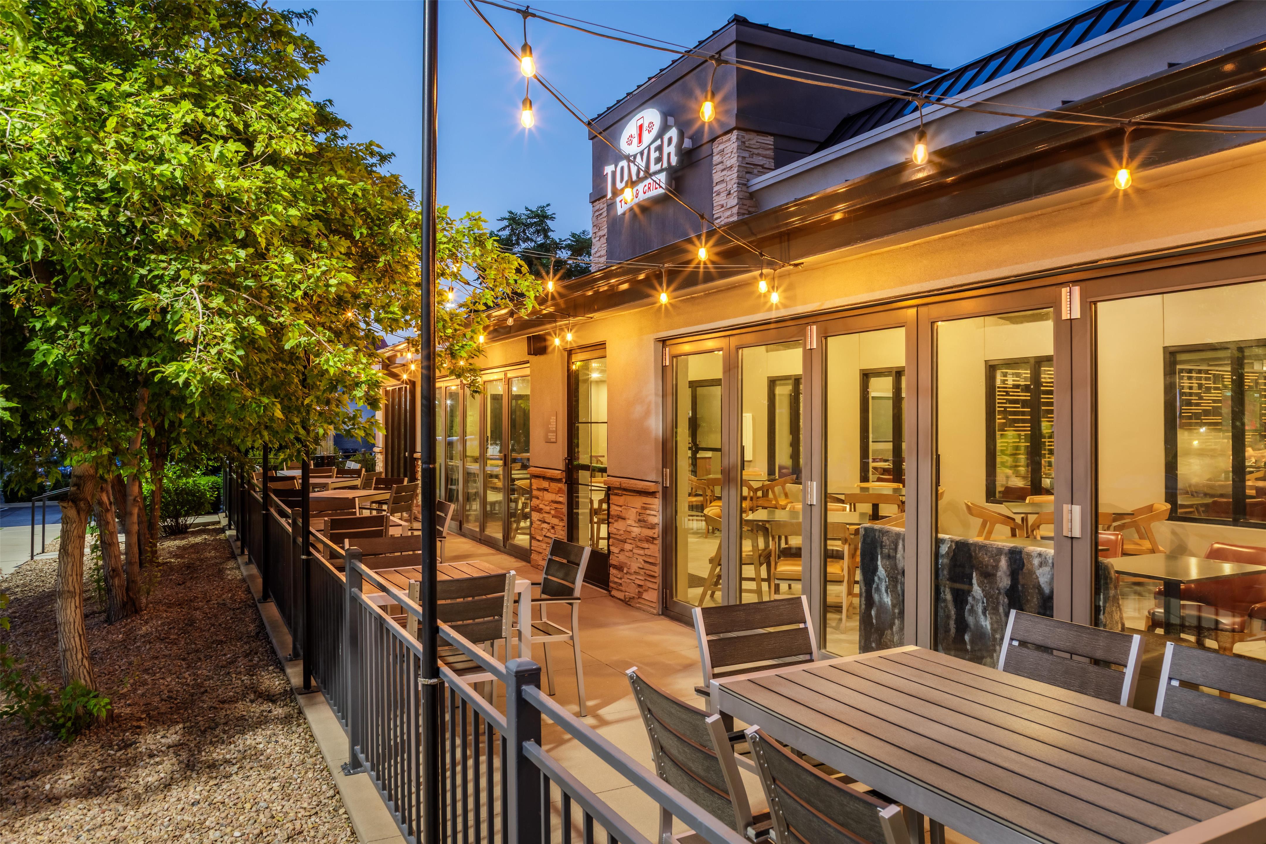 Restaurant | DoubleTree by Hilton Denver International Airport