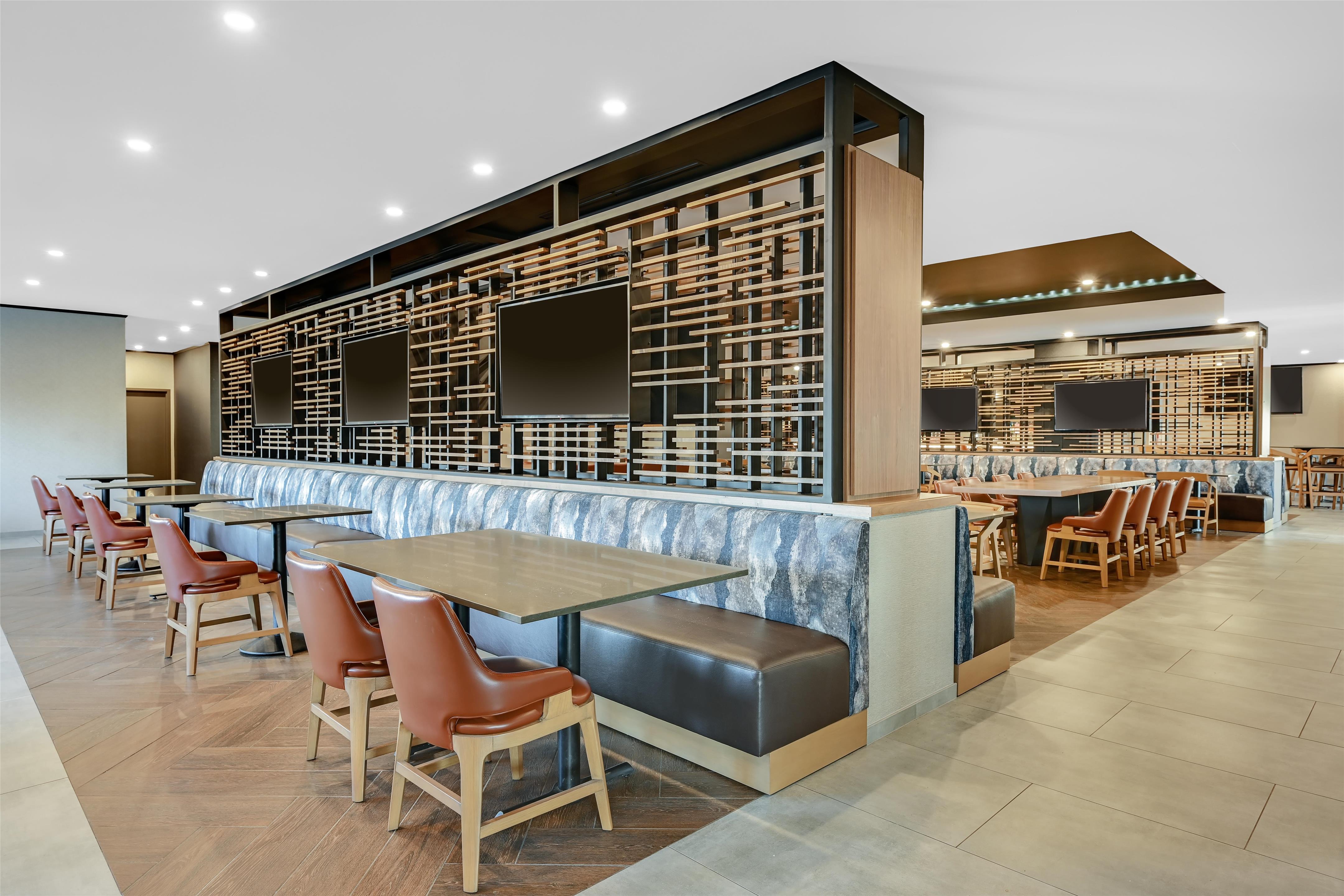 Restaurant | DoubleTree by Hilton Denver International Airport