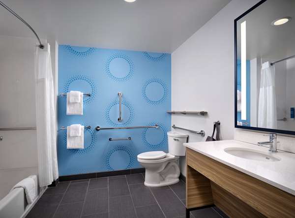  - Tru by Hilton Hotel Downtown Indianapolis - I-70, Exit 79B