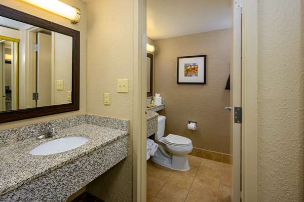  - DoubleTree by Hilton Hotel Midtown Raleigh