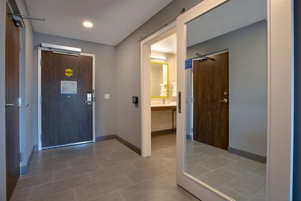  - Hampton Inn & Suites Nepean West Ottawa