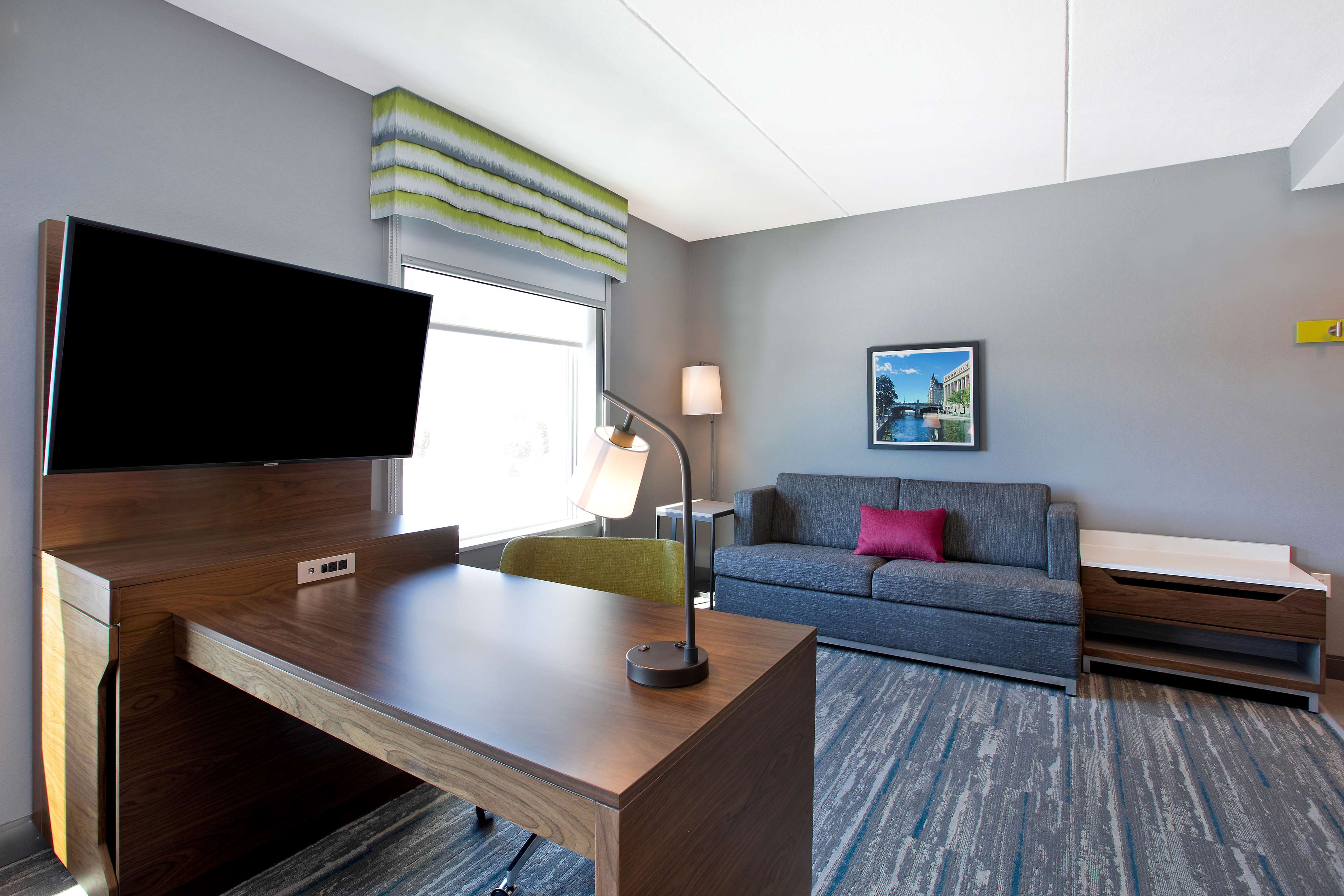 Hampton Inn & Suites Ottawa West, Ontario, Canada Room Type - 1KN STDO MIC FRIDG WTBR NS