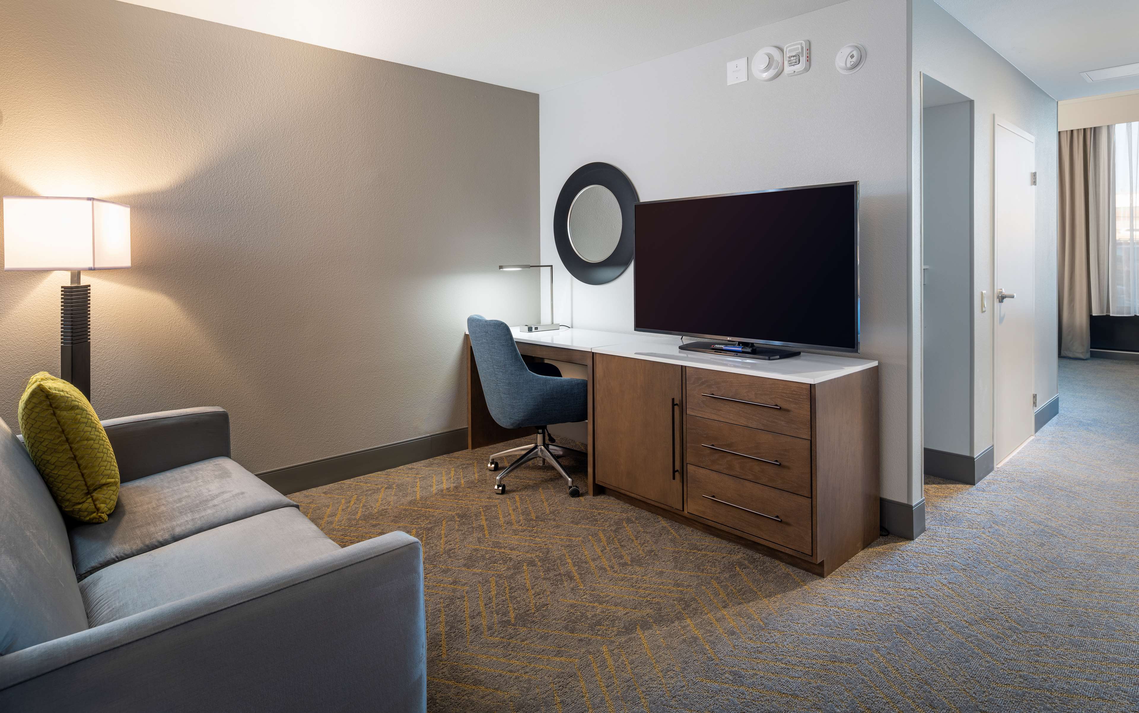DoubleTree by Hilton Madison East Room Type - 1 KG STDO STE MOB ACC TUB