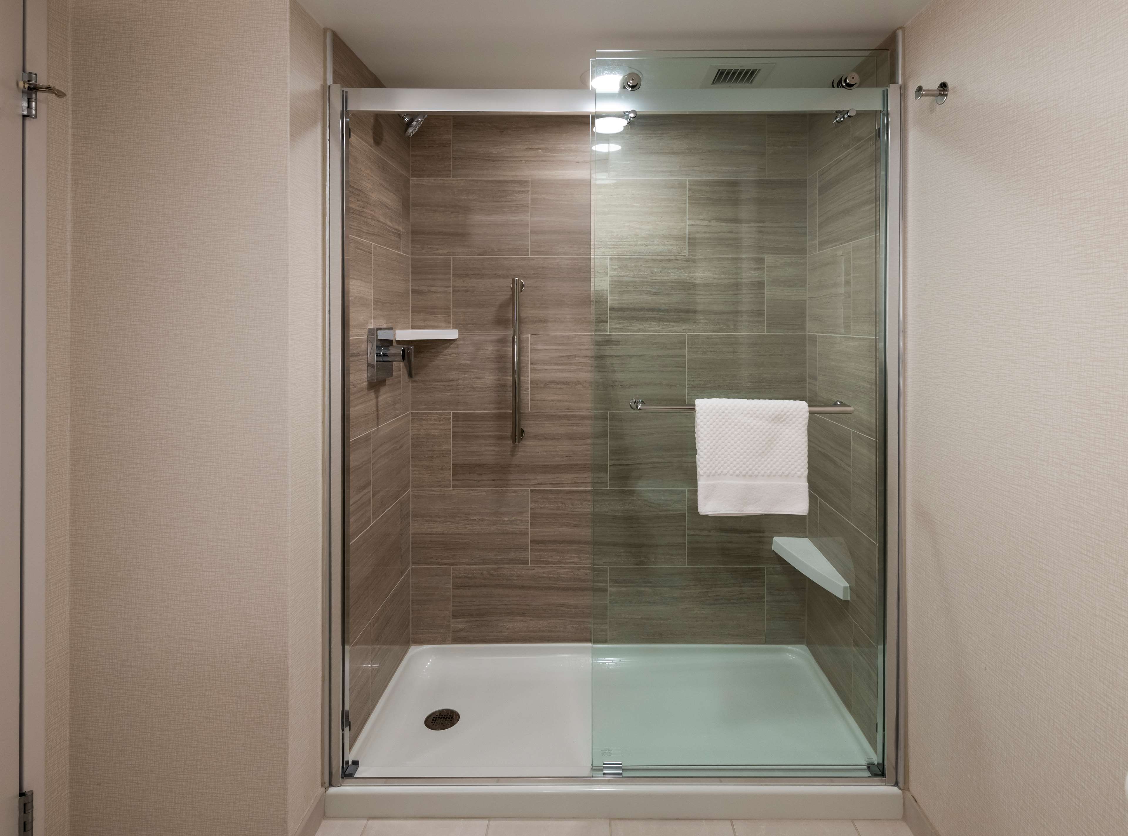 DoubleTree by Hilton Madison East Room Type - 1 KING CORNER STUDIO SUITE