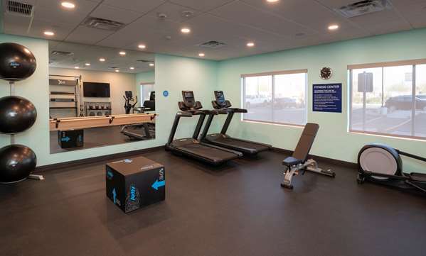 Fitness/ Exercise Room - Tru by Hilton Hotel Glendale