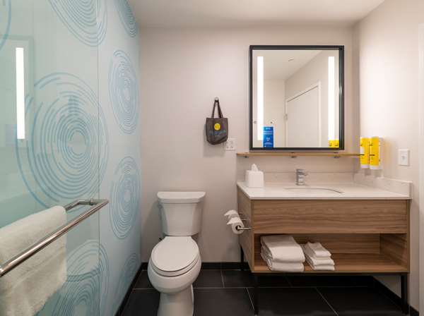  - Tru by Hilton Hotel Glendale