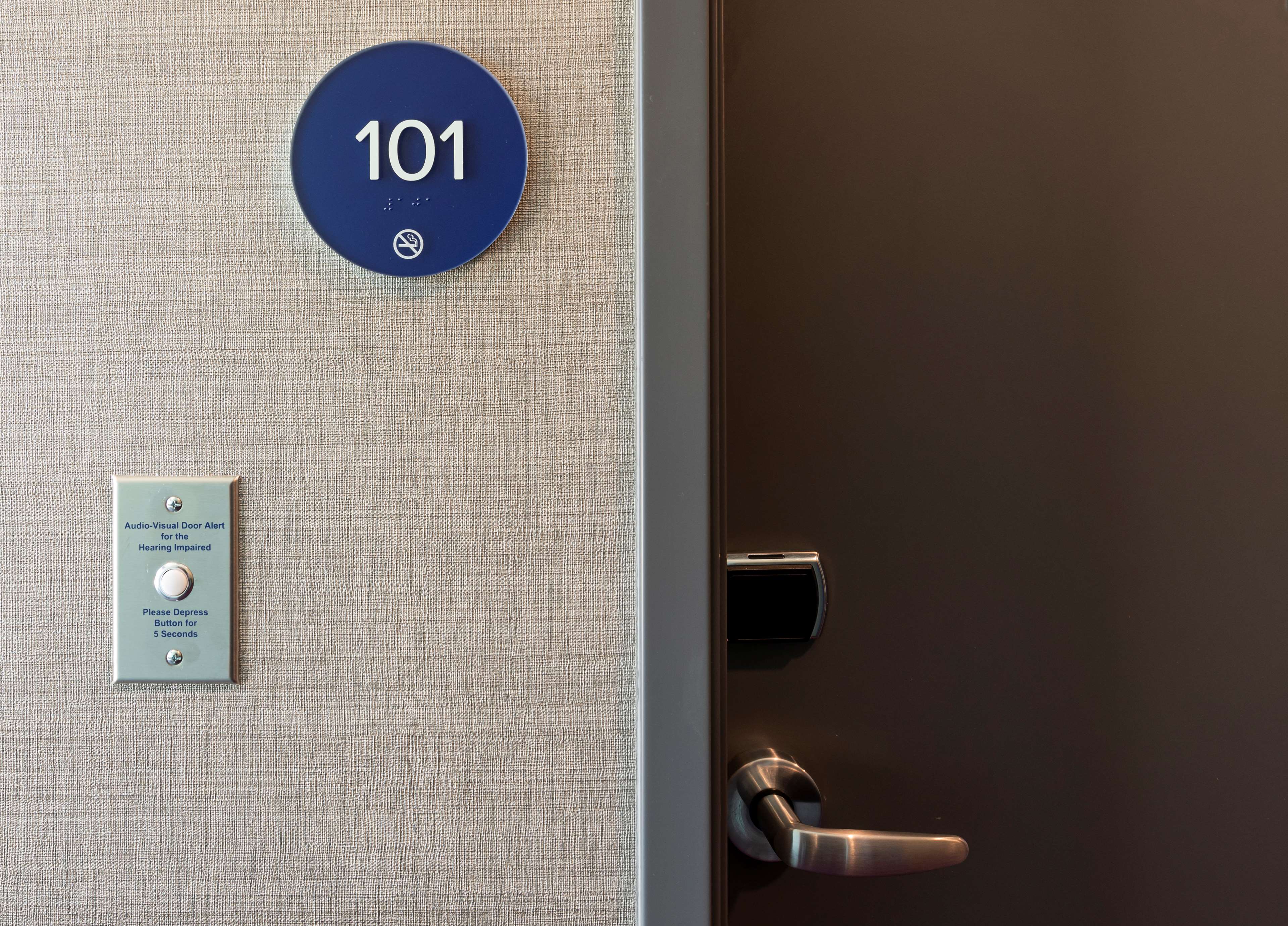 Tru By Hilton Phoenix Glendale Westgate, AZ Room Type - 1 KING HEARING ACCESSIBLE