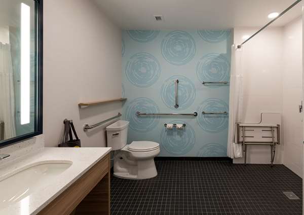  - Tru by Hilton Hotel Glendale