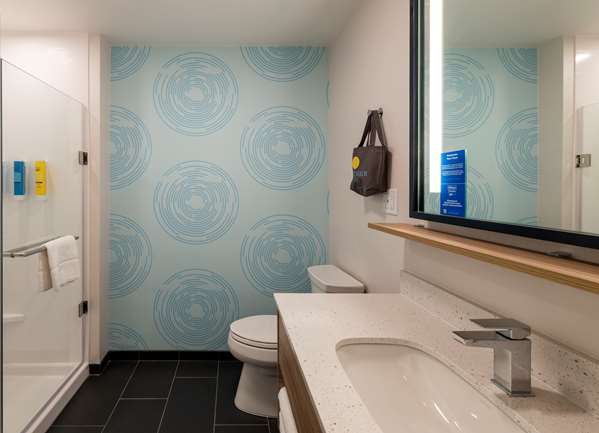  - Tru by Hilton Hotel Glendale