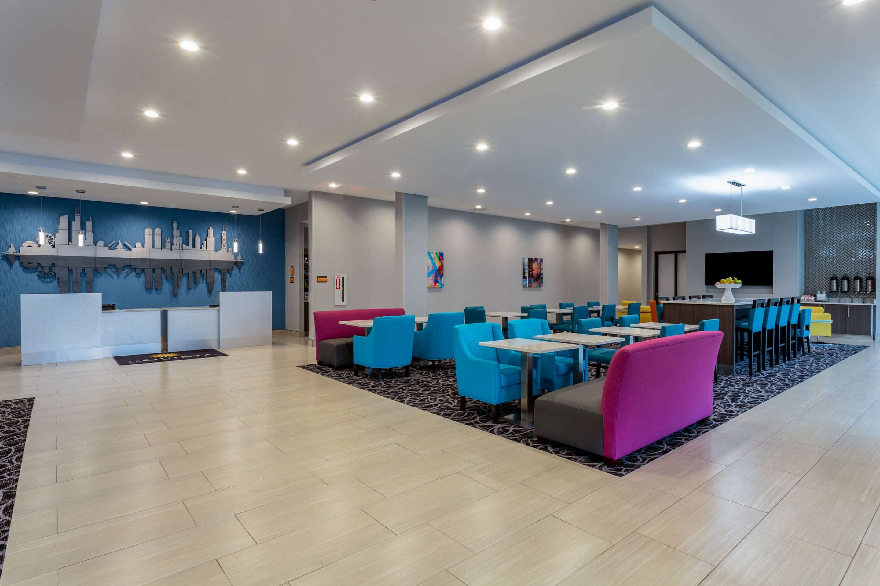 Lobby | La Quinta Inn & Suites by Wyndham Shorewood