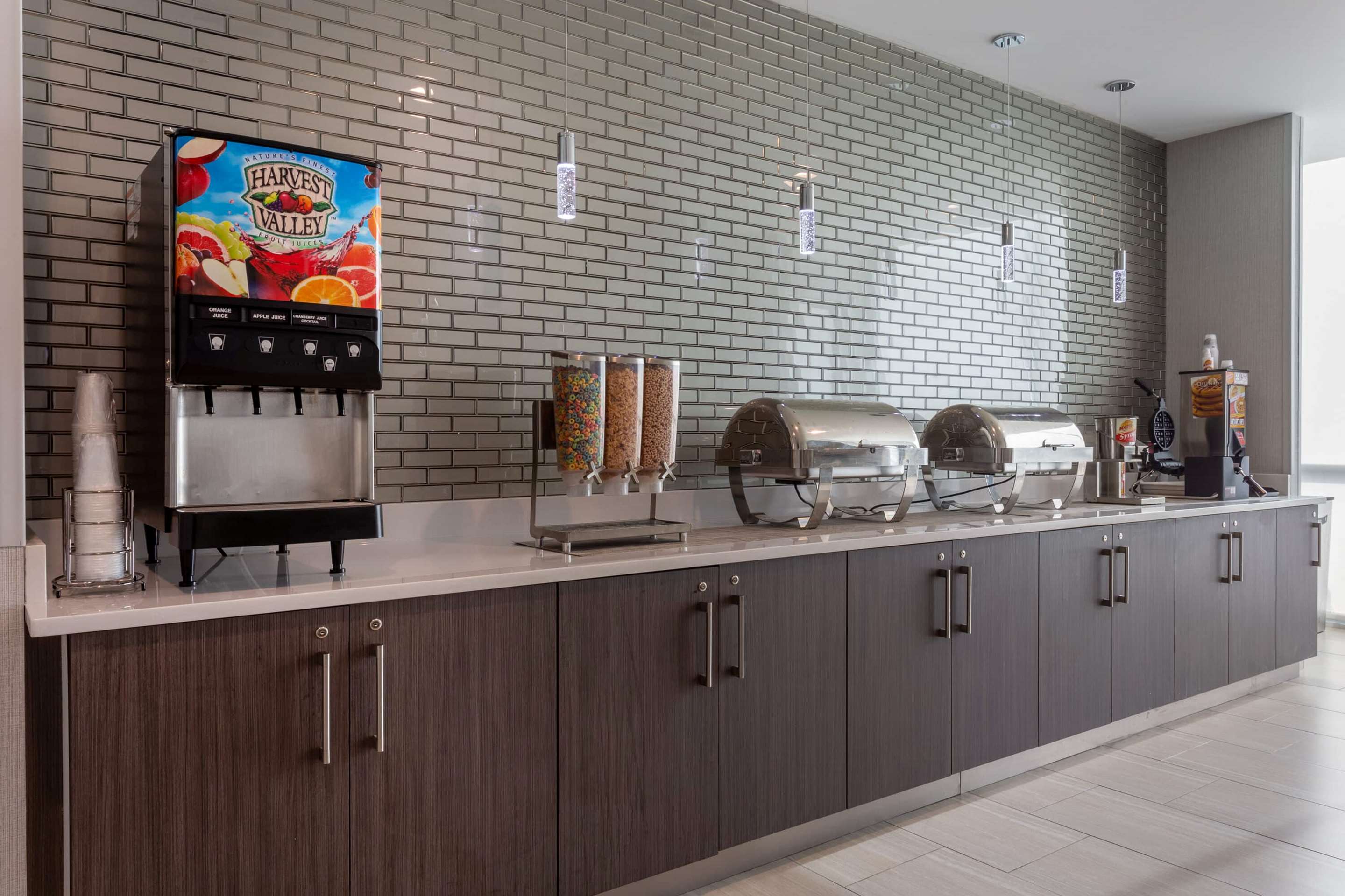 Breakfast Area | La Quinta Inn & Suites by Wyndham Shorewood