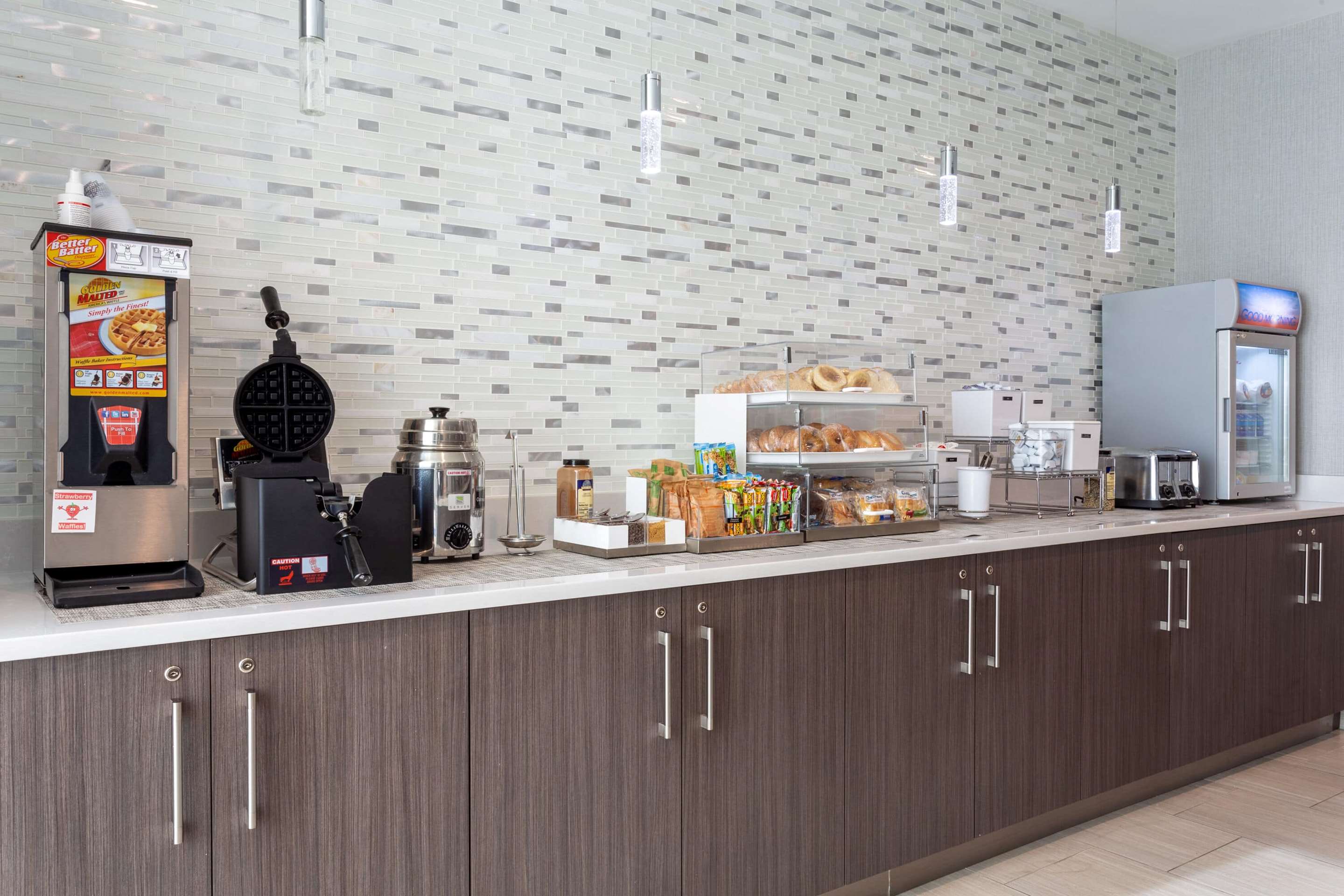 Breakfast Area | La Quinta Inn & Suites by Wyndham Shorewood