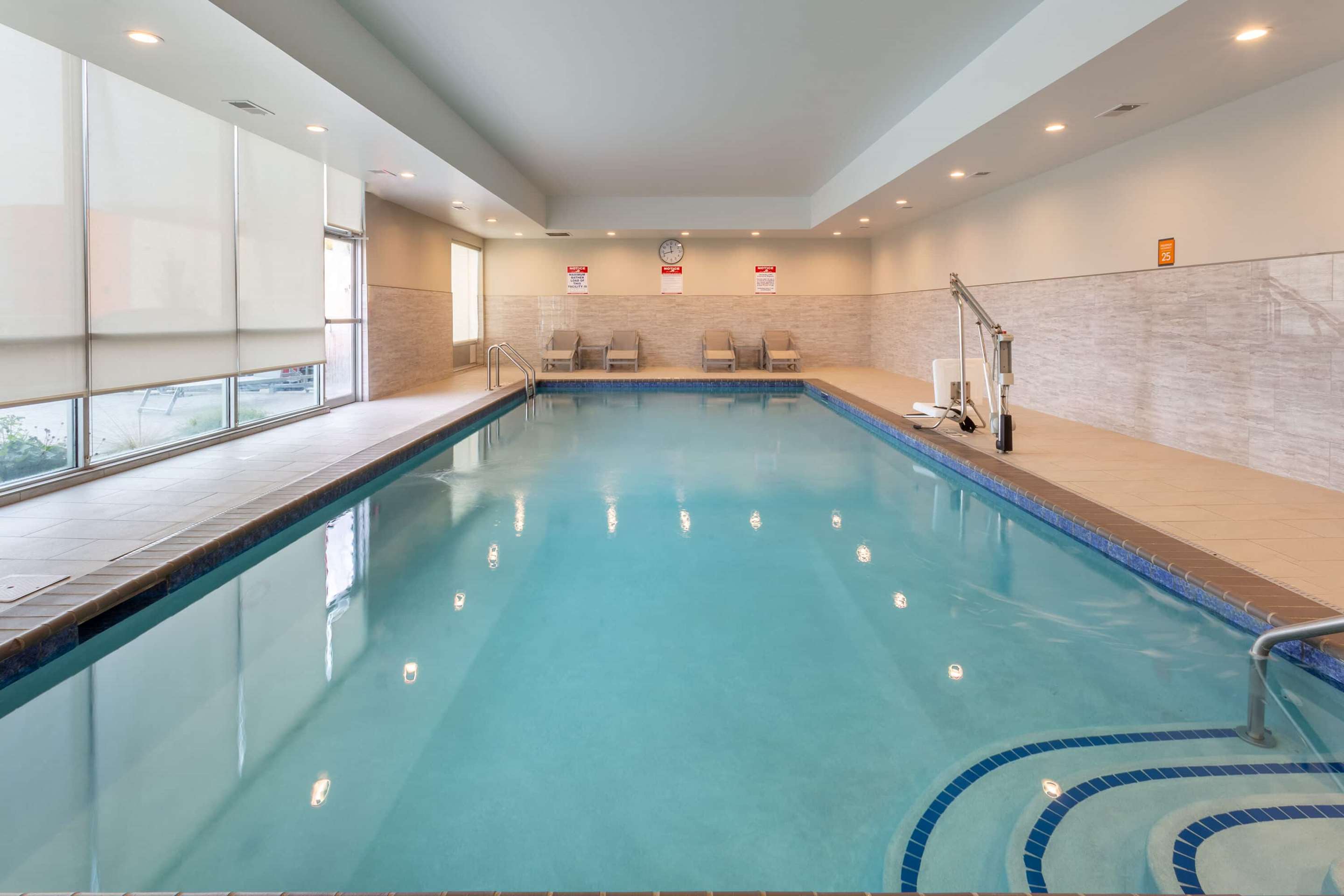 Pool - indoor | La Quinta Inn & Suites by Wyndham Shorewood