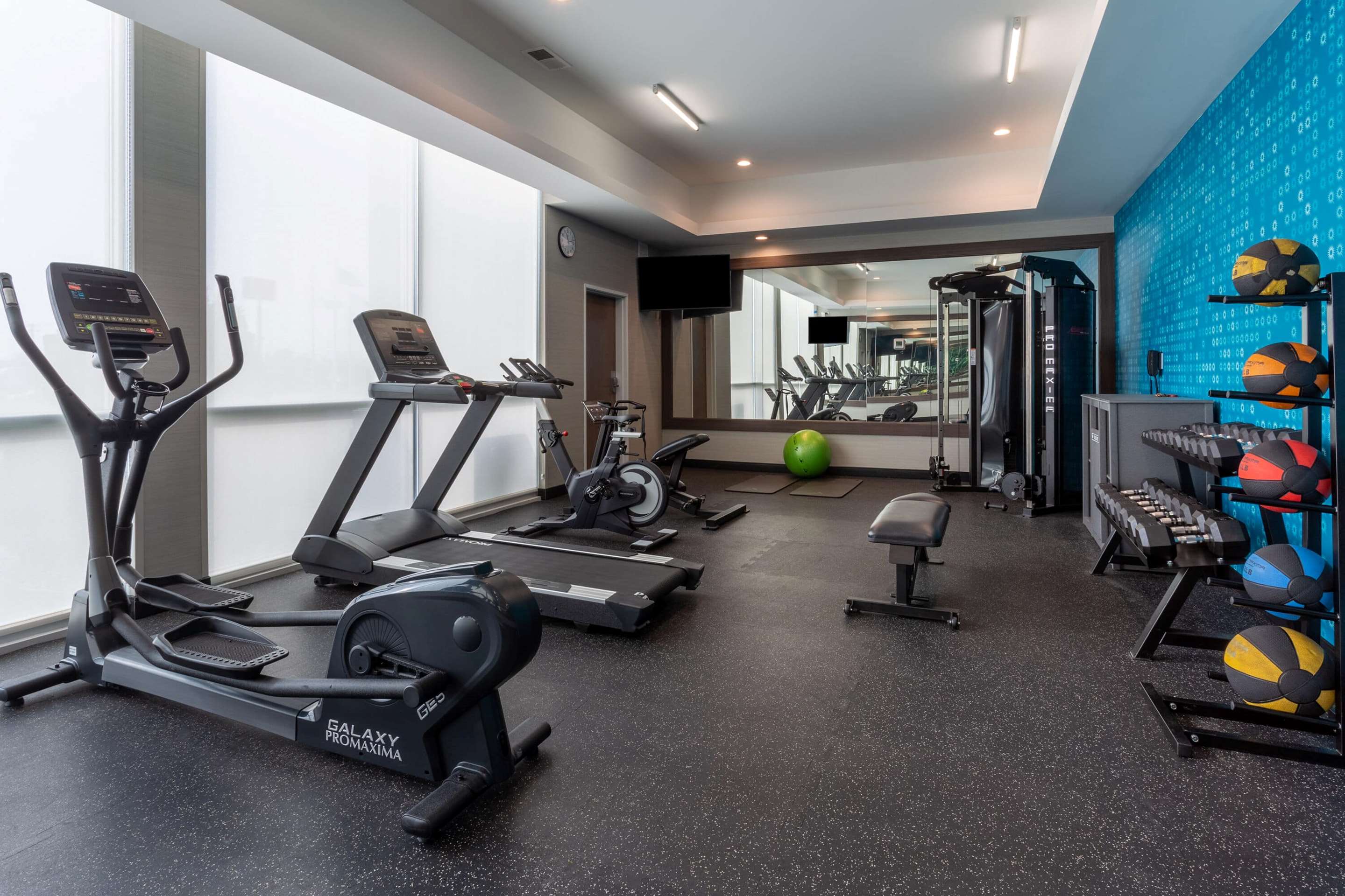 Health club fitness center gym | La Quinta Inn & Suites by Wyndham Shorewood